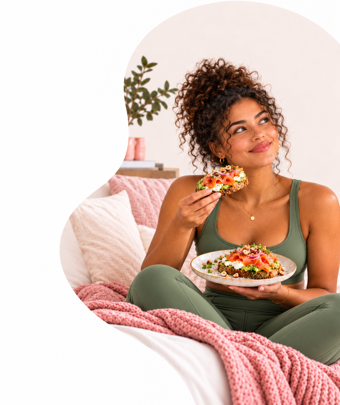 Femme dégustant une tartine gourmande au saumon, avocat, fromage frais chantilly et oignon rouge